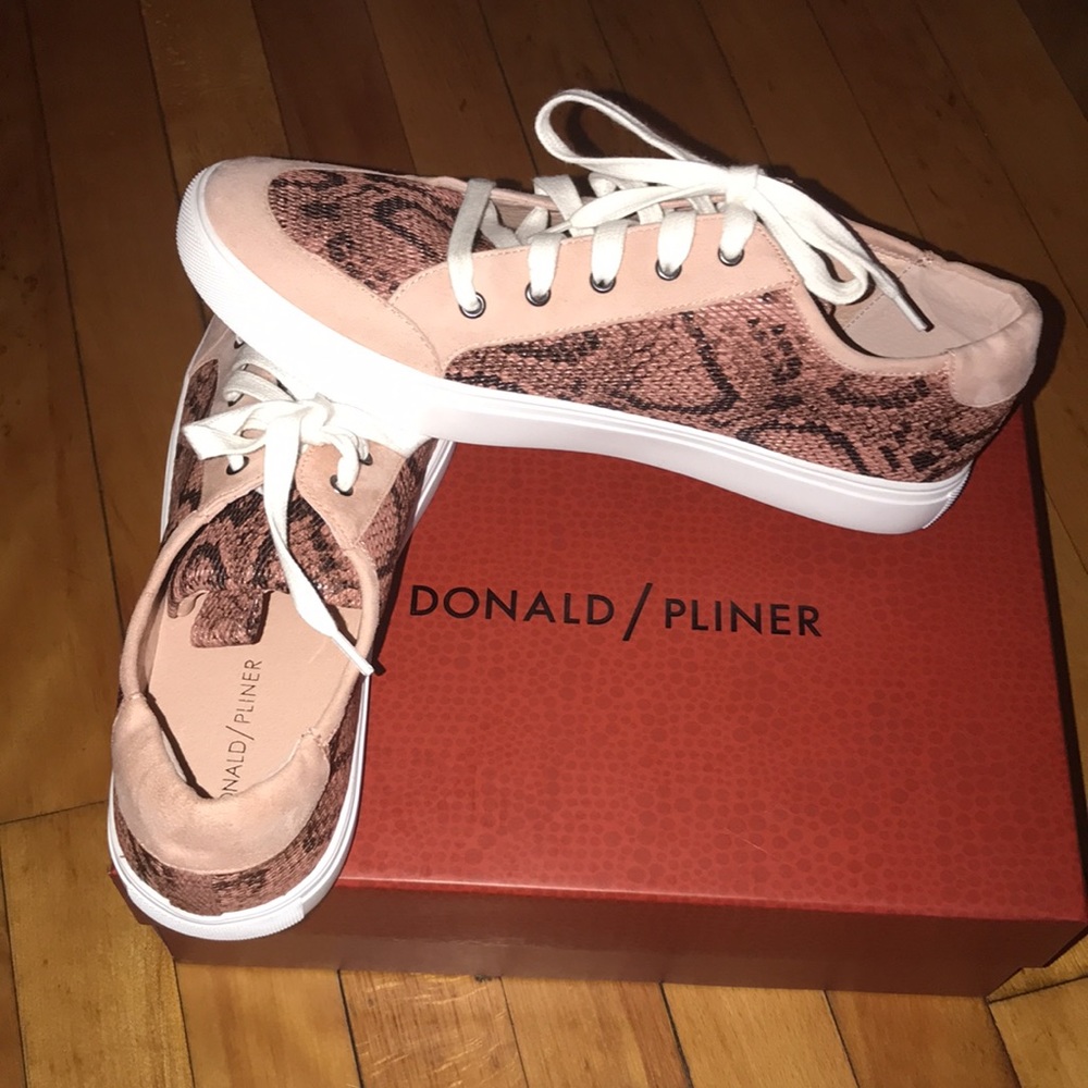 💥NWB💥Donald J. Pliner Suzie Blush Python Print Sneakers Sz. 8.5